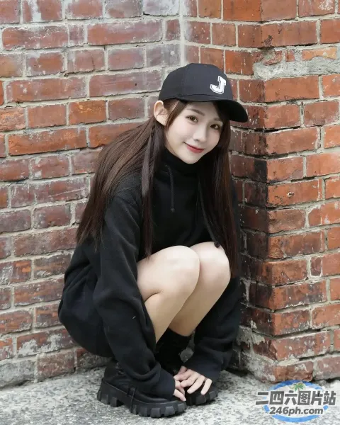 戴着帽子坐在地上的阿拉夫德亚裔妇女