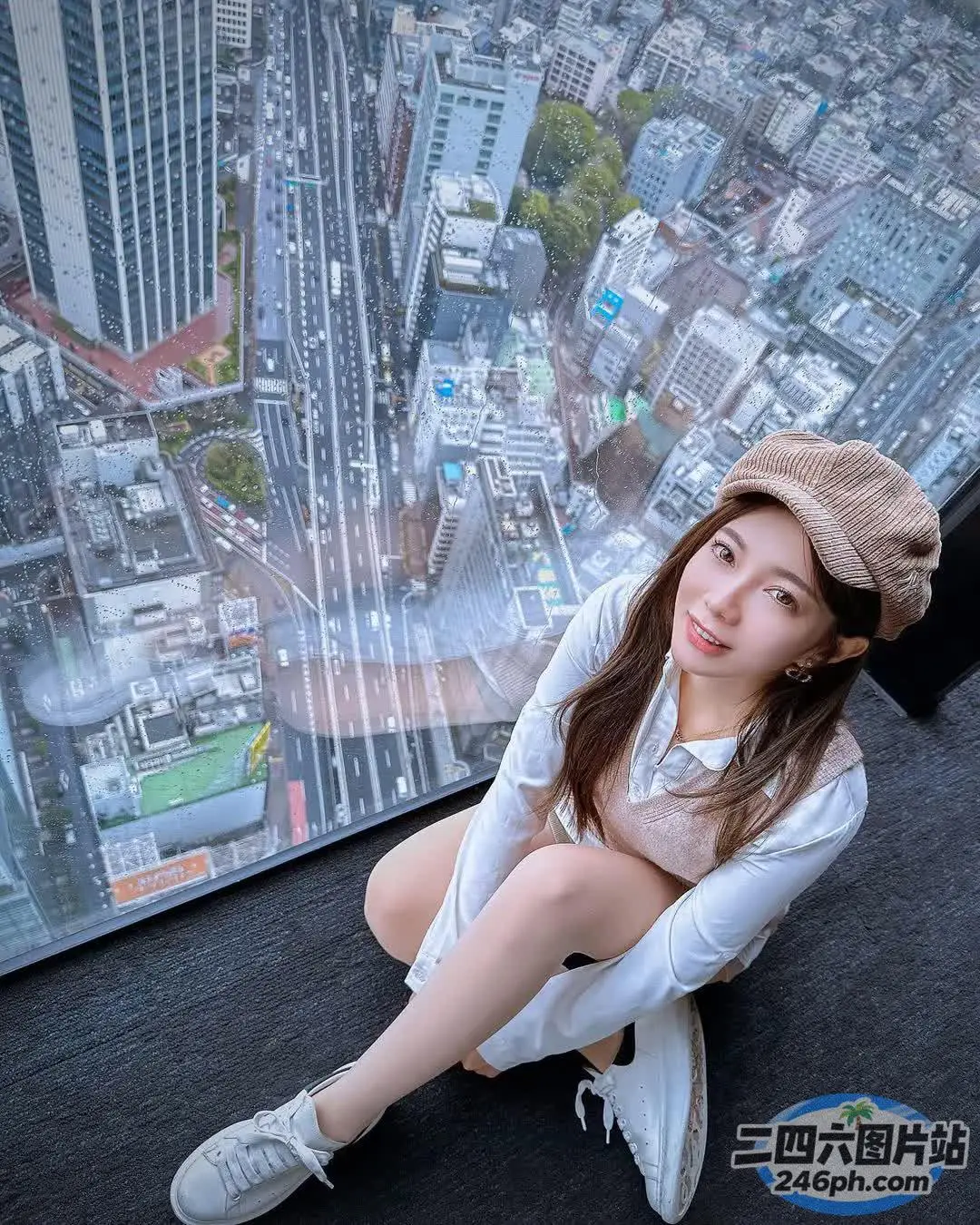 坐在大窗户前地板上的阿拉夫德女人