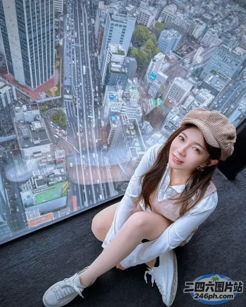 坐在大窗户前地板上的阿拉夫德女人