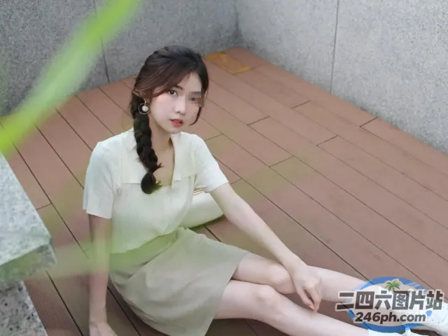有一个女人坐在地上，双腿交叉