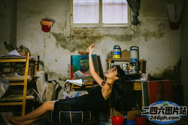 坐在凌乱房间椅子上的阿拉夫德女人