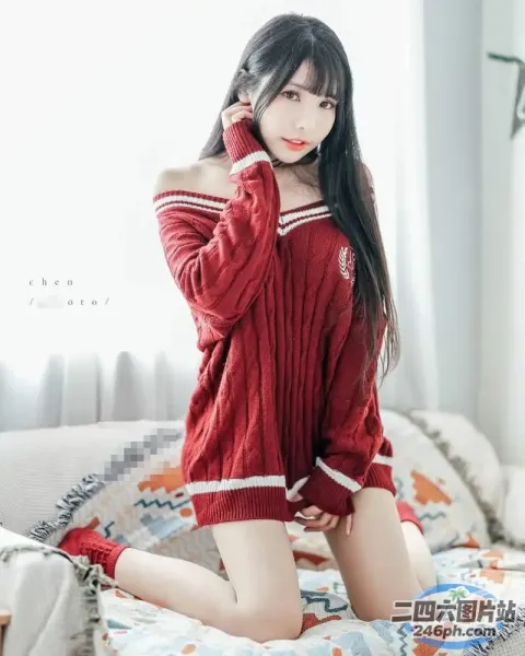 床上穿着红色毛衣和短裤的女人的特写