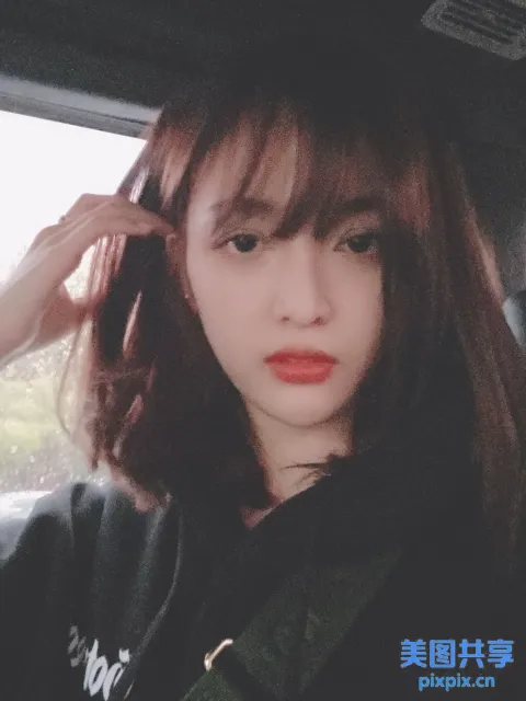 有个女人坐在车里，手里拿着手机