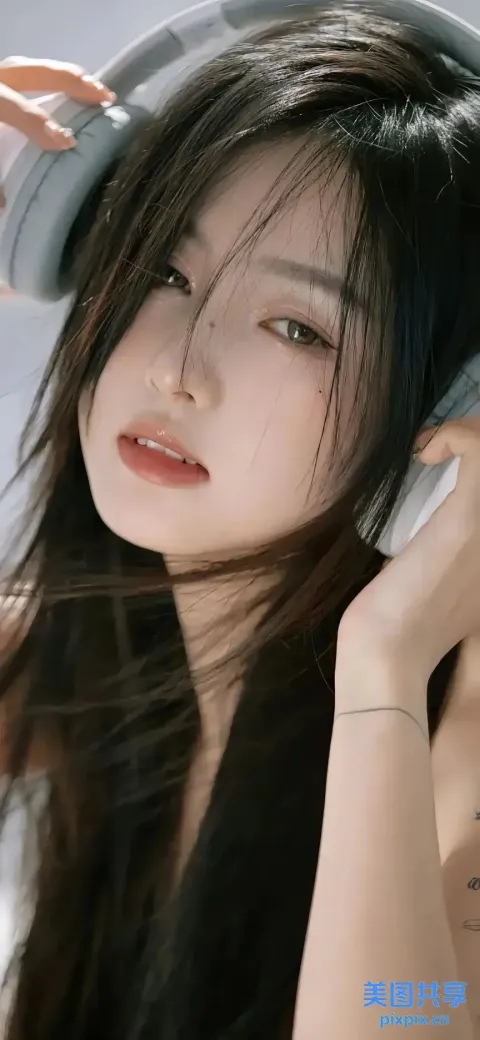 一个头上戴着耳机的女人的特写