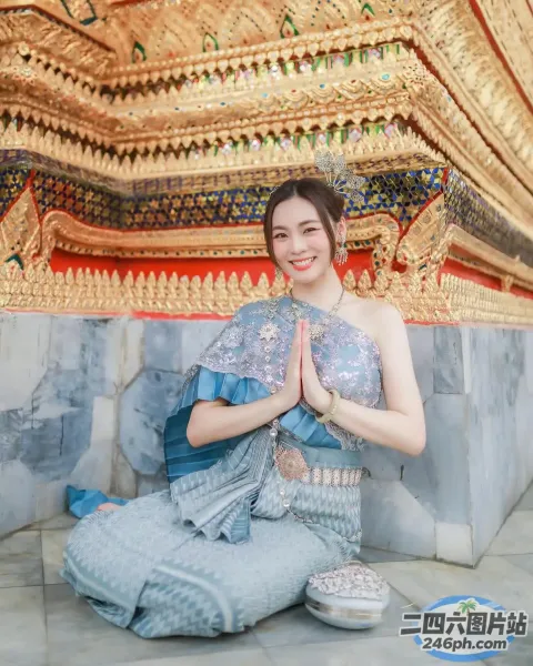 坐在瓷砖地板上的蓝色连衣裙的 Araffe 女子