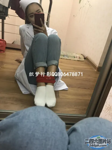 有个女人坐在地板上看手机