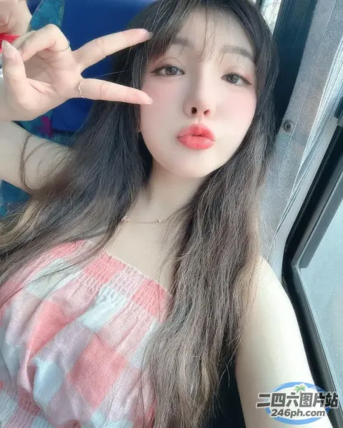 一个在车里竖起手指的人的特写