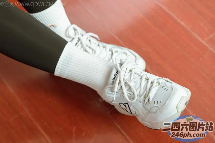 Araffes 脚上穿着白色运动鞋，地板上