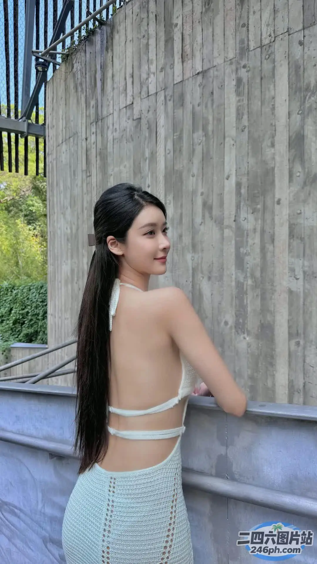 一个穿着裙子的女人靠在墙上的特写