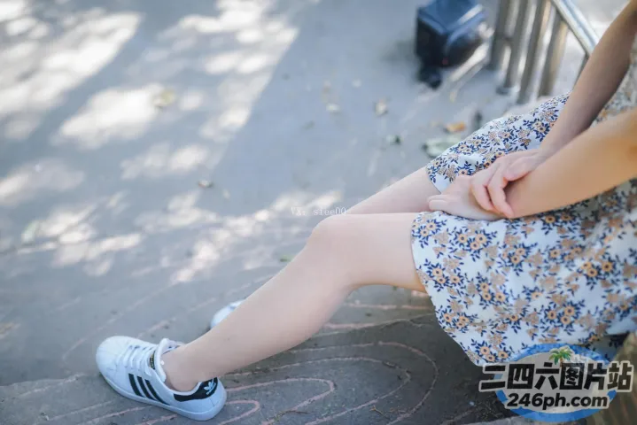 有个女人坐在长凳上，手里拿着一本书