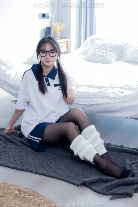 阿拉夫德亚洲妇女 坐在床上，盖着毯子
