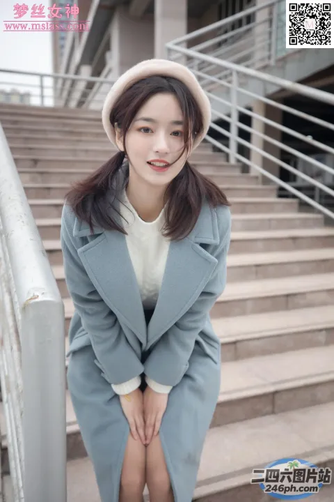 一个穿着外套和帽子的女人坐在一组楼梯上的特写