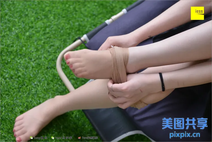 草坪上有两个人被绳子绑着
