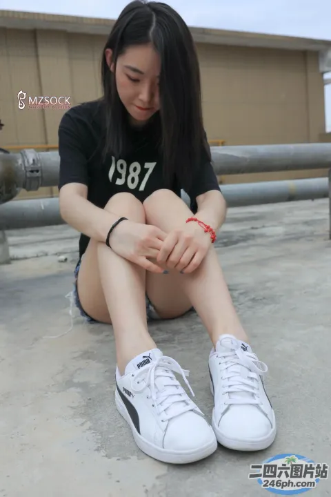 阿拉夫德女人坐在地上，双腿交叉