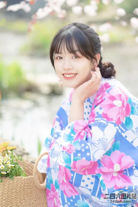 有个女人拿着篮子坐下