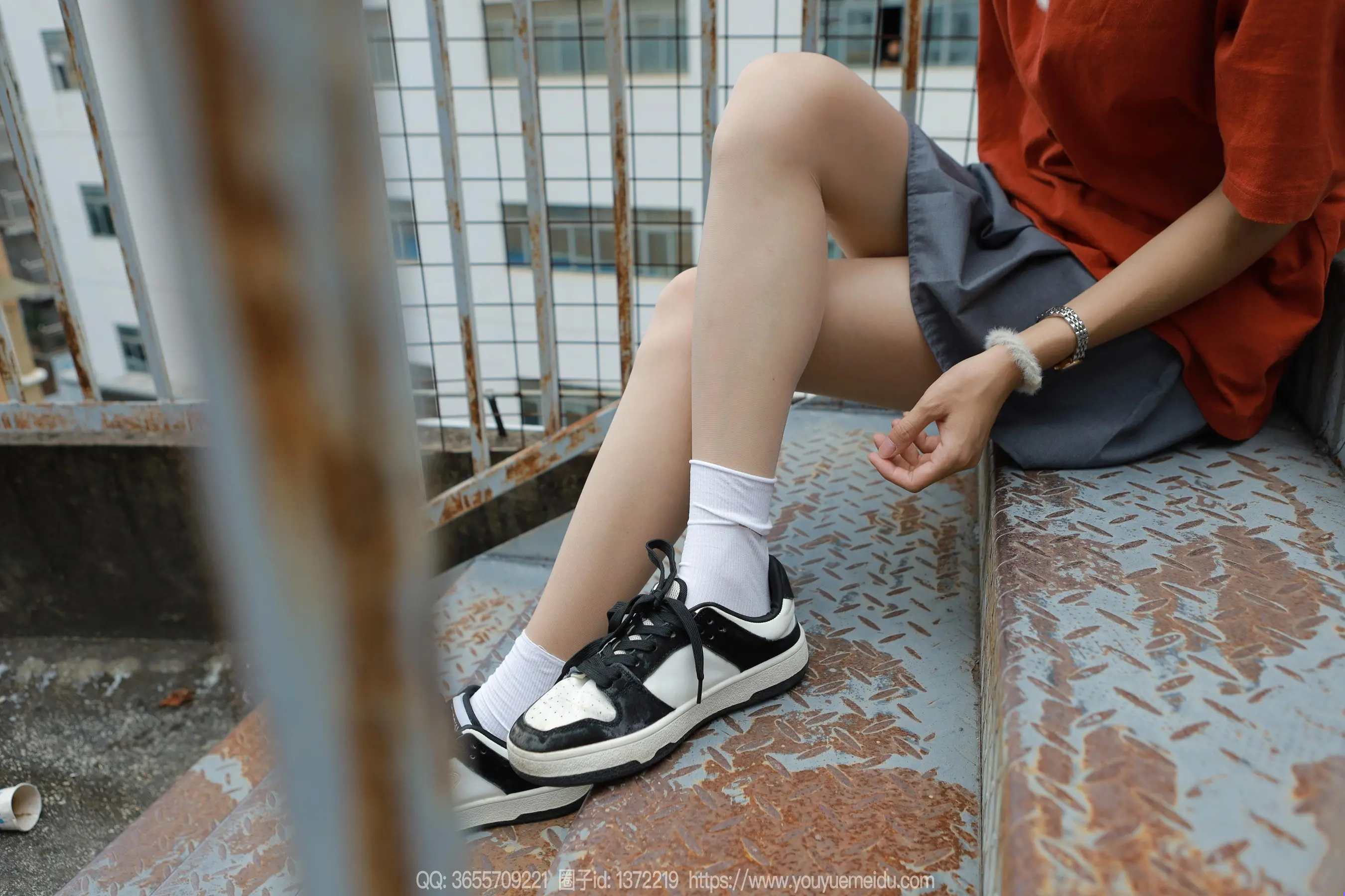 有一个女人坐在窗台上，双叉