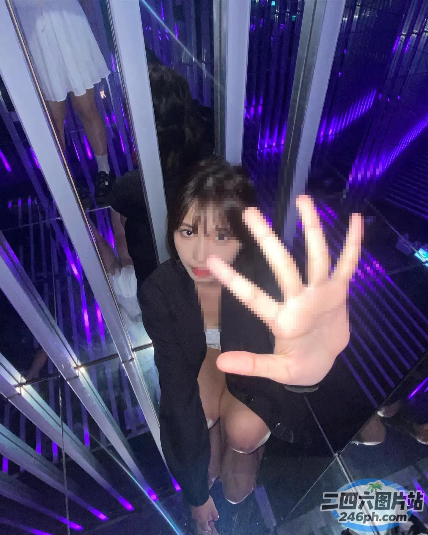 身穿黑色连衣裙和黑色夹克的 arafed 女子合影留念