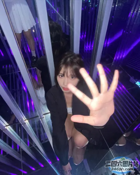 身穿黑色连衣裙和黑色夹克的 arafed 女子合影留念
