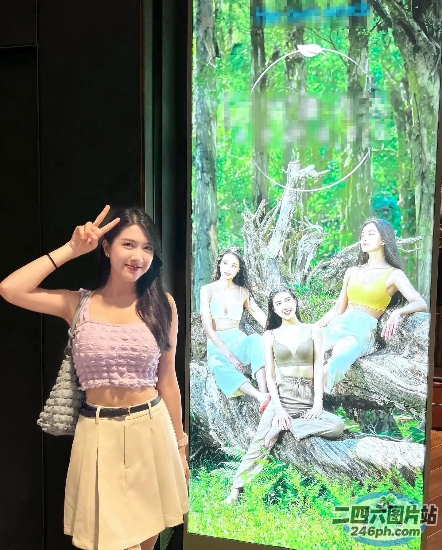 一个女人站在一群女人的大幅照片前