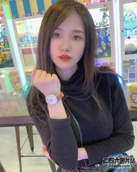 拿着手表和钱包的 araffe 女人摆姿势拍照