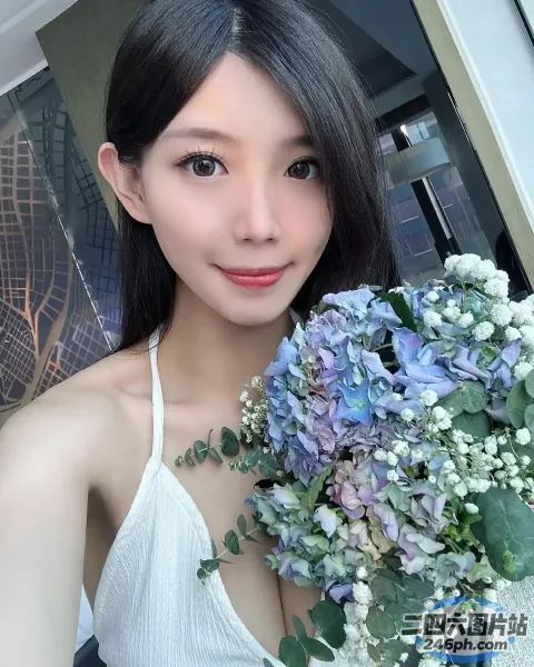 有个女人手里拿着一束花