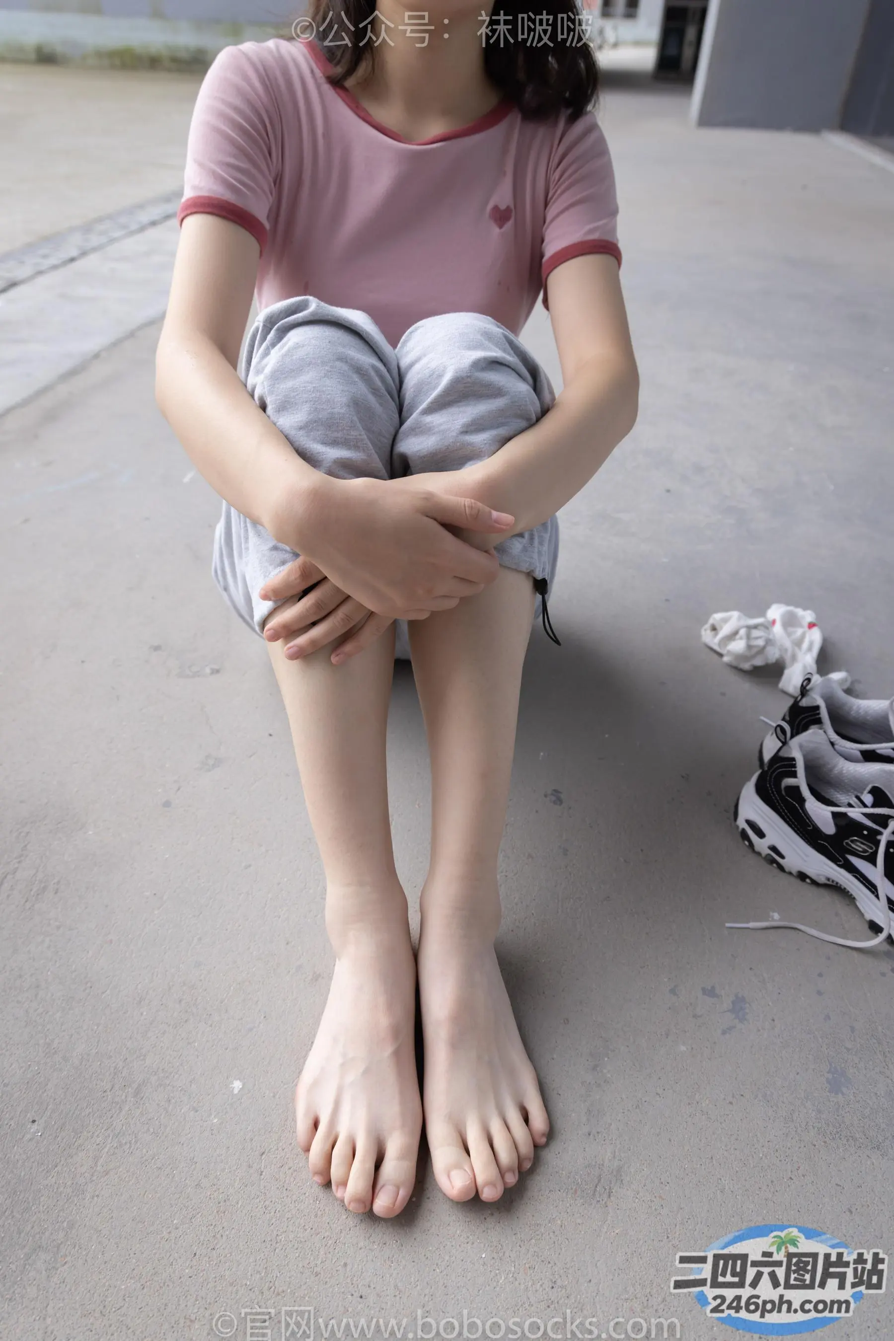 阿拉法德女人坐在地上，双叉