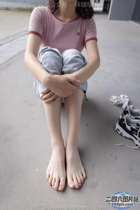 阿拉法德女人坐在地上，双叉