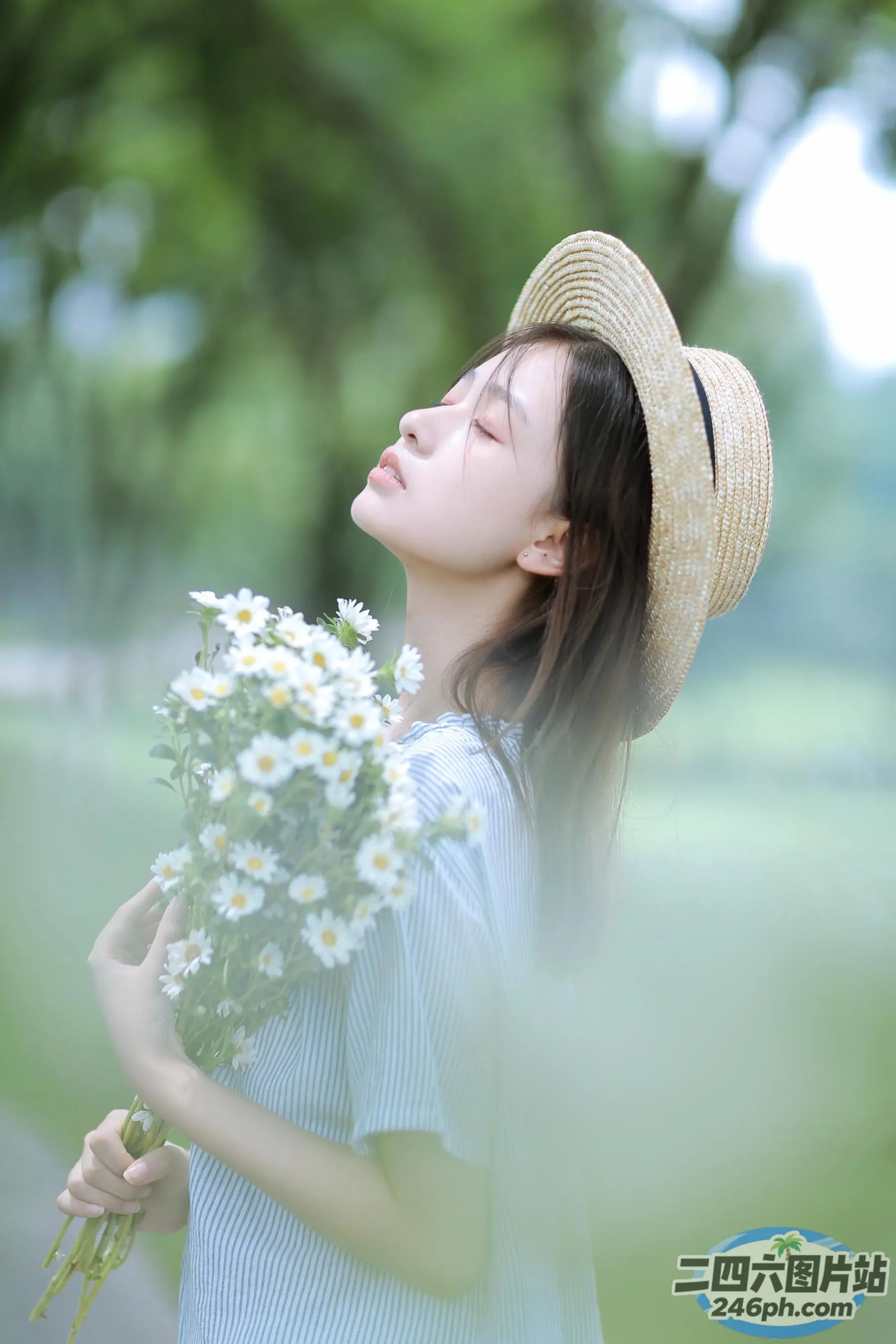 有一个戴着草帽的女人，手里拿着一束花