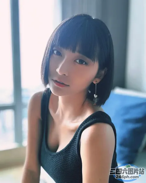 一个穿着黑色上衣和耳环的女人的特写