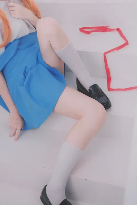 有一个女人躺在楼梯上