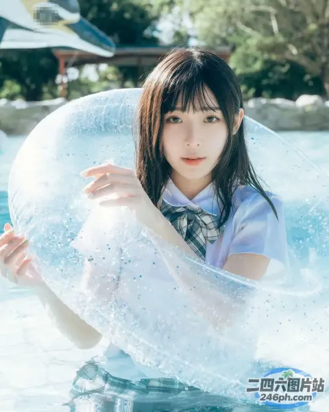 一名身穿校服的女子，手里拿着一个大型充气球