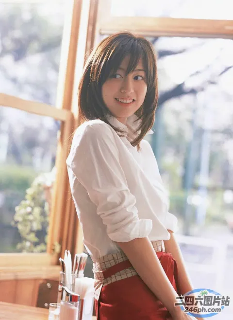 身穿白衬衫和红色裙子的 arafed 亚洲女子合影留念