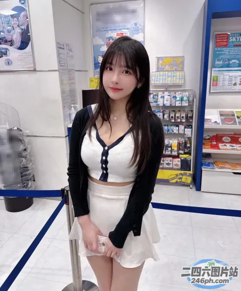 店里站着一个女人，手里拿着一个行李箱