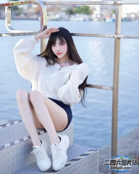 一名双腿交叉坐在码头上的妇女