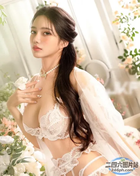 有个穿着白色内衣的女人摆姿势拍照