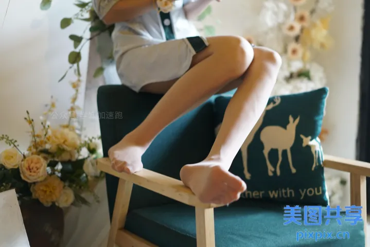有个女人坐在椅子上，手里拿着一本书