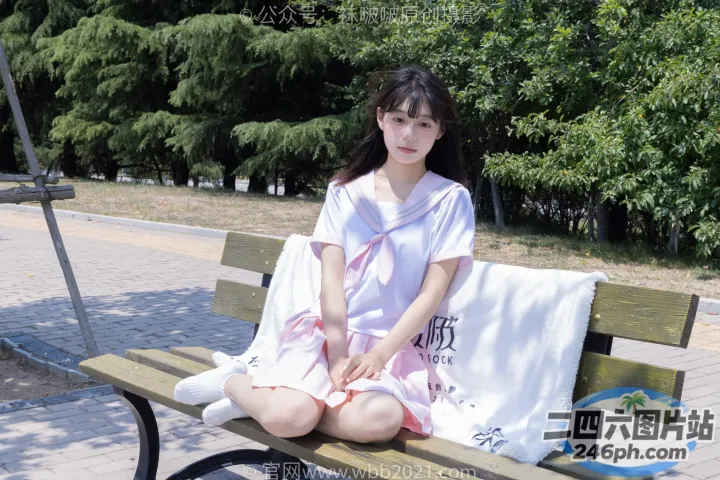 公园里的长椅上坐着一个女人
