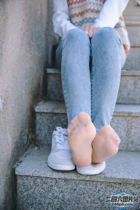 阿拉伯人坐在台阶上，双脚抬起