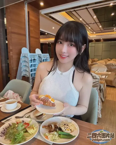 有一位女士坐在桌旁，桌上摆满了食物
