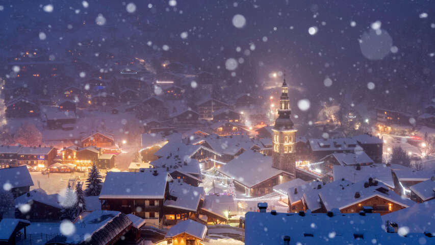 有教堂和钟楼的小镇的雪夜景