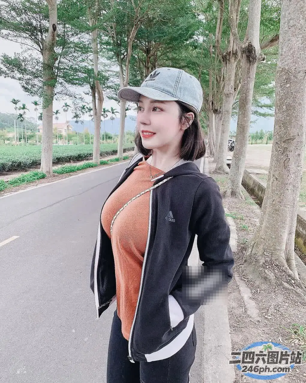 路边站着一个女人
