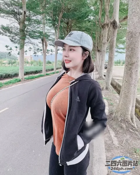 路边站着一个女人