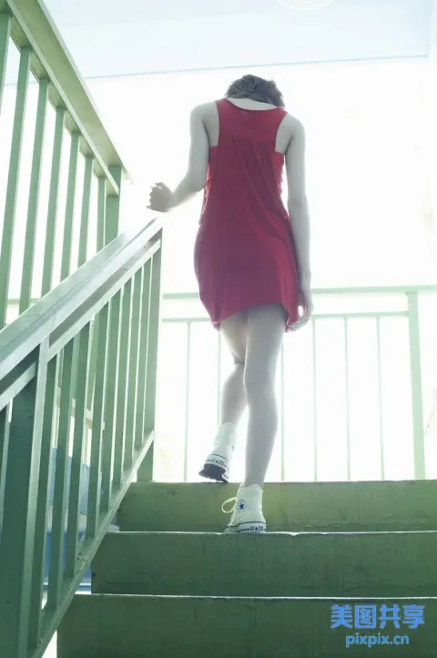 有一个女人走上一栋楼的楼梯
