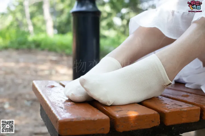在公园的长凳上打着石膏的 arafed foot