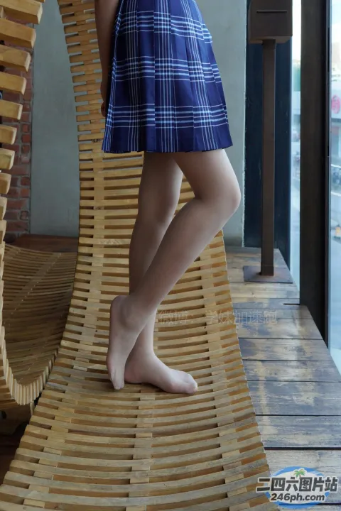 穿着蓝色裙子的阿拉夫德女人站在木凳上