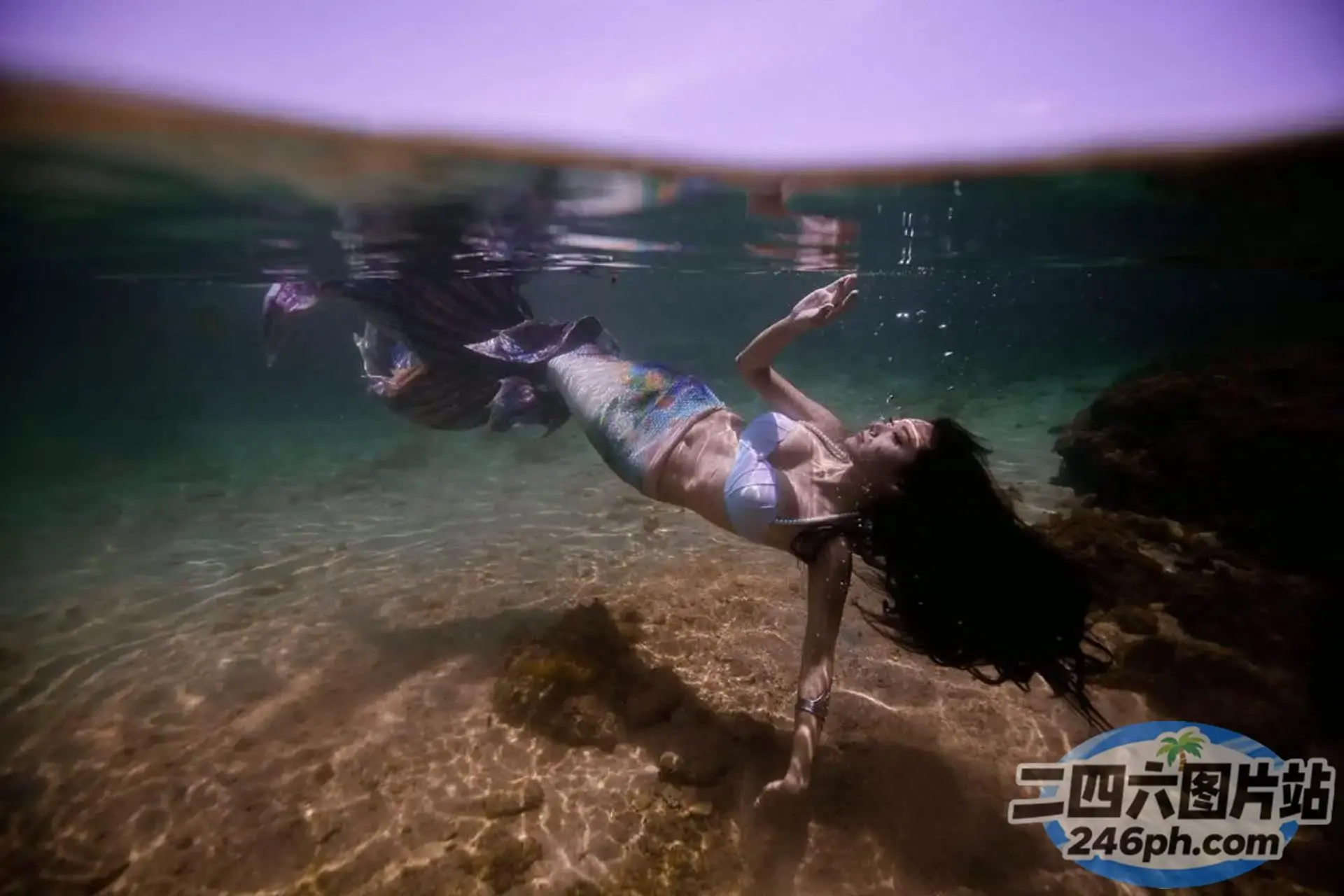 穿着比基尼的 arafed 女人在海里游泳