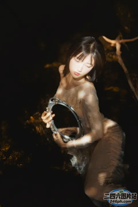 有一个女人，手里拿着一面镜子