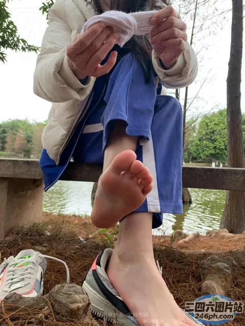 有人坐在长凳上，双叉