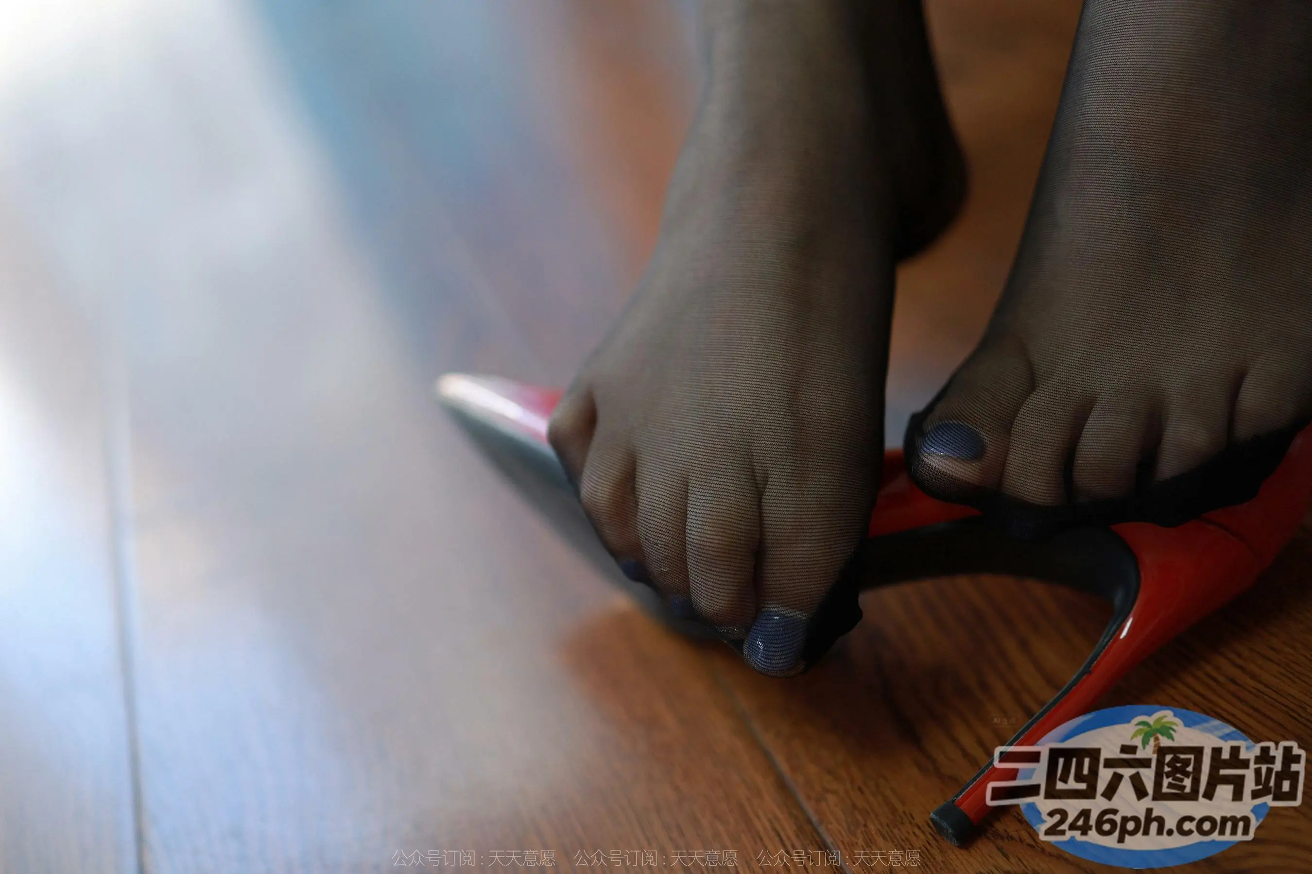 有人在地板上试图穿上鞋子