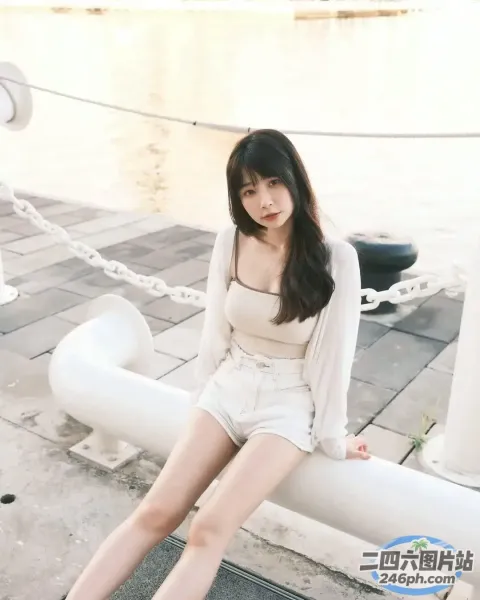 阿拉菲女子坐在水体旁的白色长凳上